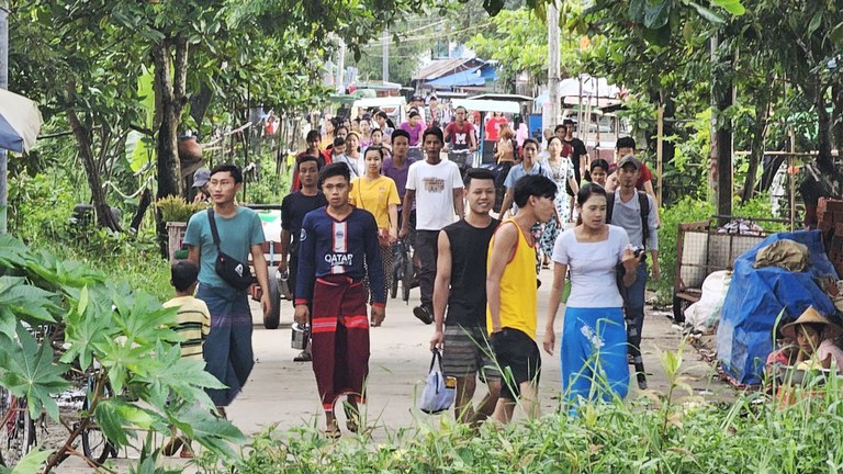 ရန်ကုန်တိုင်း၊ လှိုင်သာယာမြို့နယ်ရှိ အထည်ချုပ်စက်ရုံတစ်ခုမှ အလုပ်သမားများအား ၂၀၂၃ ခုနှစ်၊ စက်တင်ဘာလ ၁၃ ရက်နေ့က တွေ့ရစဉ်။ (Photo: RFA)