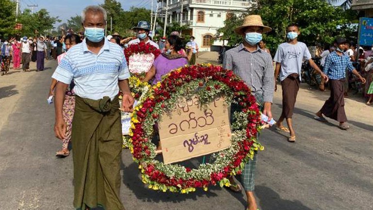 ၂ဝ၂၁ ခုနှစ် မေလ ၉ ရက်နေ့က စစ်ကိုင်းတိုင်း ပုလဲမြို့တွင် စစ်ကောင်စီတပ်ရဲ့ ဖမ်းဆီးခံရပြီးနောက် သေဆုံးခဲ့ရသည့် ကဗျာဆရာ ခက်သီ ခေါ် ကိုဇော်ထွန်း၏ ဈာပန။ (Photo: RFA)