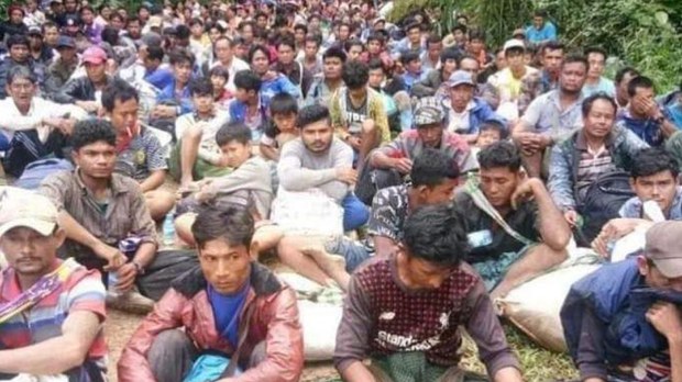 ရတနာပုံမိုင်းရွာကို စစ်ကောင်စီတပ်က ရွှေ့ခိုင်းတာကြောင့် ဒေသခံတွေ ထိုင်းနိုင်ငံဘက် ထွက်ပြေးနေရ ရတနာပုံမိုင်းရွာကို စစ်ကောင်စီတပ်က ရွှေ့ခိုင်းတာကြောင့် ဒေသခံတွေ ထိုင်းနိုင်ငံဘက် ထွက်ပြေးနေရ