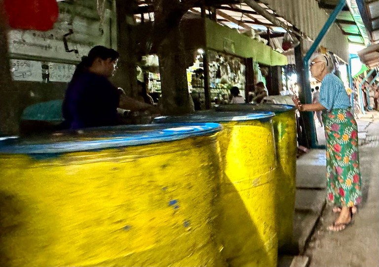 ရန်ကုန်မြို့တွင် စားအုန်းဆီကို စာအုပ်နှင့် တန်းစီထုတ်ယူနေသည်ကို ၂၀၂၄ ခုနှစ်၊ စက်တင်ဘာလ ၄ ရက်နေ့က တွေ့ရစဥ်။ (Photo: RFA)