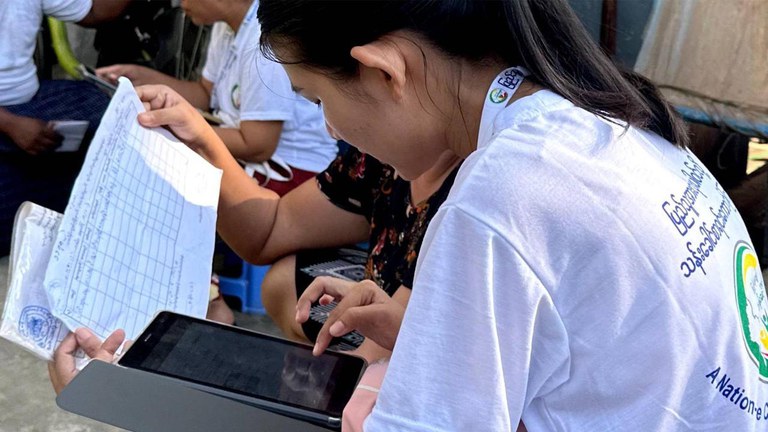 census.jpg ရန်ကုန်မြို့ နေရာတချို့တွင် သန်ခေါင်းစာရင်းကောက်ယူနေသည်ကို ၂၀၂၄ ခုနှစ်၊ အောက်တိုဘာလ ၉ ရက်က တွေ့ရစဥ်။ (RFA Photo)