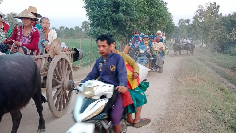 စစ်ကိုင်းတိုင်း ရေဦးမြို့နယ်အနောက်ခြမ်းတွင် စစ်ကောင်စီတပ် စစ်ကြောင်းထိုးနေသဖြင့် ထွက်ပြေးနေကြရသည့် ဒေသခံများအား ၂၀၂၄ ခုနှစ်၊ ဇန်နဝါရီလ ၁၅ ရက်နေ့က တွေ့ရစဉ်။ (Photo: People's Defense Comrade)