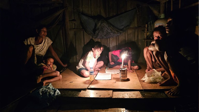 ရန်ကုန်တိုင်း၊ ဒဂုံဆိပ်ကမ်းမြို့နယ်၊ အမှတ် (၆၁) ရပ်ကွက်တွင် နေထိုင်သည့် မိသားစုတစ်စုအား ၂၀၂၄ ခုနှစ်၊ အောက်တိုဘာလ ၂၁ ရက်နေ့က တွေ့ရစဉ်။ (Photo: RFA)