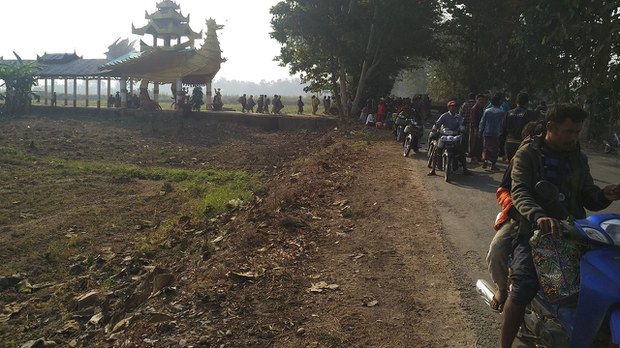 ဇရပ်ကြီးတိုက်ပွဲ အရပ်သား ငါးဆယ်ခန့် သေဆုံးပြီး တစ်သောင်းကျော် ထွက်ပြေးနေရ ဇရပ်ကြီးတိုက်ပွဲ အရပ်သား ငါးဆယ်ခန့် သေဆုံးပြီး တစ်သောင်းကျော် ထွက်ပြေးနေရ
