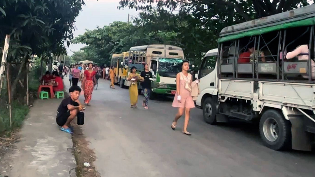 ရန်ကုန်တိုင်း၊ အင်းစိန်မြို့နယ်၊ ကနောင်မင်းသားကြီးလမ်း၊ စက်မှုဇုန်အမှတ် (၄) ရှိ ကျိုရစ်ခ် (မြန်မာ) အထည်ချုပ်စက်ရုံမှ အလုပ်သမားအချို့အား ၂၀၂၃ ခုနှစ်၊ ဒီဇင်ဘာလ ၁၃ ရက်နေ့က တွေ့ရစဉ်။ (Photo: RFA)
