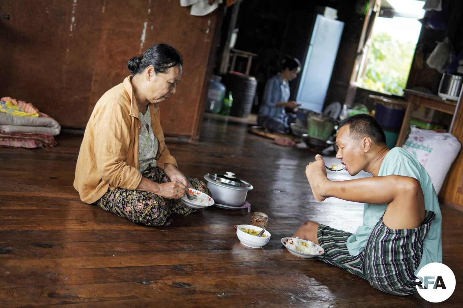 ကိုထွေးဟာ မိခင်နဲ့အတူတူ ထမင်းစားလေ့ရှိပါတယ်။