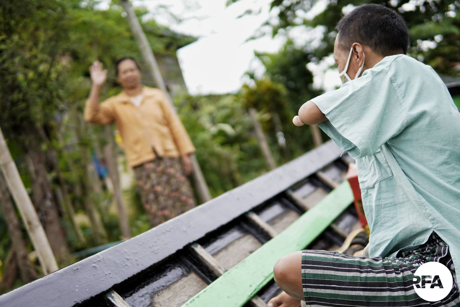 ကိုထွေးအပြင်ကိုသွားတိုင်း သူ့ရဲ့မိခင်က စက်လှေနားအထိ လိုက်ပို့တတ်ပါတယ်။