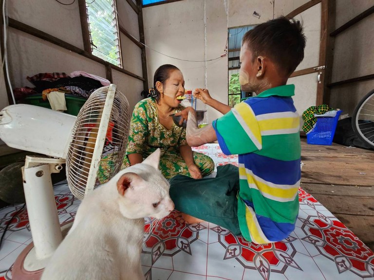 မျက်မမြင်မိခင်ဖြစ်သူကို ကျွေးမွေးစောင့်ရှောက်နေသည့် မောင်ဖြိုးဝေအောင်ကို ၂၀၂၃ ခုနှစ် ဇွန်လ ၂၇ ရက်နေ့ကတွေ့ရစဉ်။ (Photo: RFA)