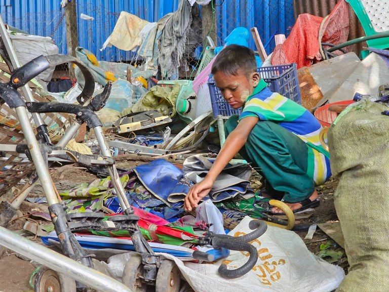 မျက်မမြင်မိခင်ဖြစ်သူကို ကျွေးမွေးစောင့်ရှောက်နေသည့် မောင်ဖြိုးဝေအောင်ကို ၂၀၂၃ ခုနှစ် ဇွန်လ ၂၇ ရက်နေ့ကတွေ့ရစဉ်။ (Photo: RFA)