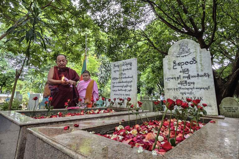 အာဇာနည်ခေါင်းဆောင် ဝန်ကြီးဦးရာဇတ်နဲ့ ရဲဘော်ကိုထွေးတို့ အုတ်ဂူမှာ ၂၀၂၃ ခုနှစ် ဇူလိုင် ၁၉ ရက်နေ့က လာရောက် ဂါရ၀ပြုတဲ့ သံဃာတော်တစ်ပါးနဲ့ သီလရှင်တစ်ပါးကို တွေ့ရစဉ်။ (Photo : RFA)