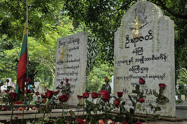 အာဇာနည်ခေါင်းဆောင် ဝန်ကြီးဦးရာဇတ်နဲ့ ရဲဘော်ကိုထွေးတို့ အုတ်ဂူကို ၂၀၂၃ ခုနှစ် ဇူလိုင် ၁၉ ရက်နေ့က တွေ့ရစဉ်။ (Photo : RFA)