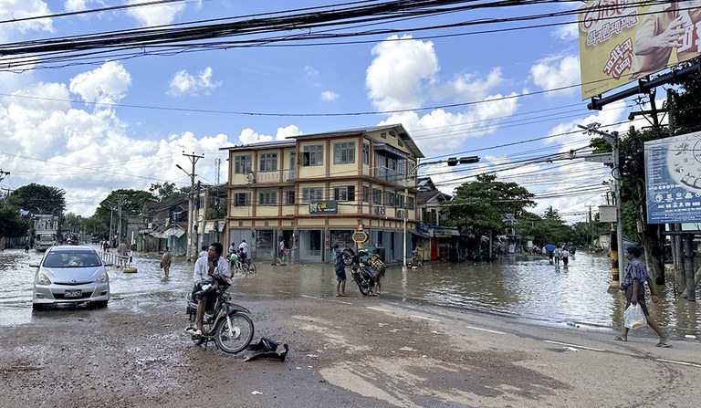 ရေကြီးရေလျှံဖြစ်နေသည့် ပဲခူးတိုင်း ပဲခူးမြို့တွင် ရေပြန်ကျသွားသည်ကို ၂၀၂၃ ခုနှစ် အောက်တိုဘာလ ၁၃ ရက်တွေ့ရစဉ်။ (Photo: RFA)