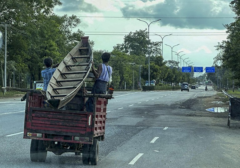 ရေကြီးရေလျှံဖြစ်နေသည့် ပဲခူးတိုင်း ပဲခူးမြို့တွင် ရေပြန်ကျသွားသည်ကို ၂၀၂၃ ခုနှစ် အောက်တိုဘာလ ၁၃ ရက်တွေ့ရစဉ်။ (Photo: RFA)