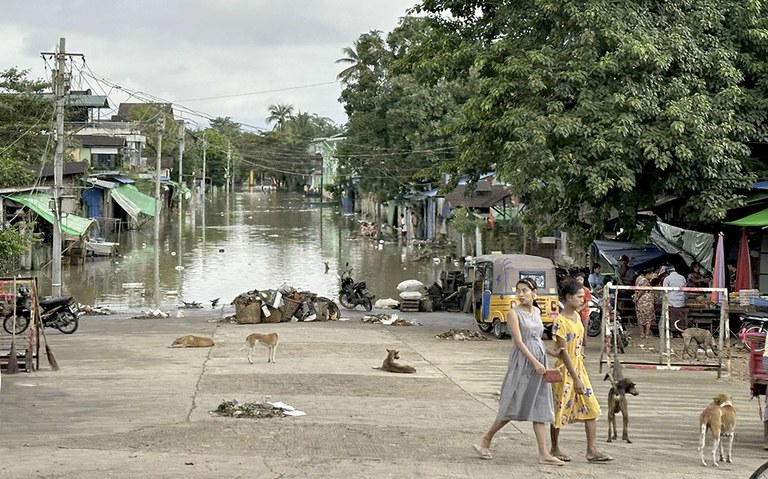 ရေကြီးရေလျှံဖြစ်နေသည့် ပဲခူးတိုင်း ပဲခူးမြို့တွင် ရေပြန်ကျသွားသည်ကို ၂၀၂၃ ခုနှစ် အောက်တိုဘာလ ၁၃ ရက်တွေ့ရစဉ်။ (Photo: RFA)
