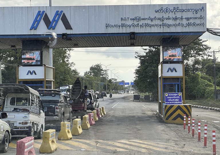 ရေကြီးရေလျှံဖြစ်နေသည့် ပဲခူးတိုင်း ပဲခူးမြို့တွင် (ရန်ကုန် - မန္တလေးလမ်း) ရေပြန်ကျသွားသည်ကို ၂၀၂၃ ခုနှစ် အောက်တိုဘာလ ၁၃ ရက်တွေ့ရစဉ်။ (Photo: RFA)