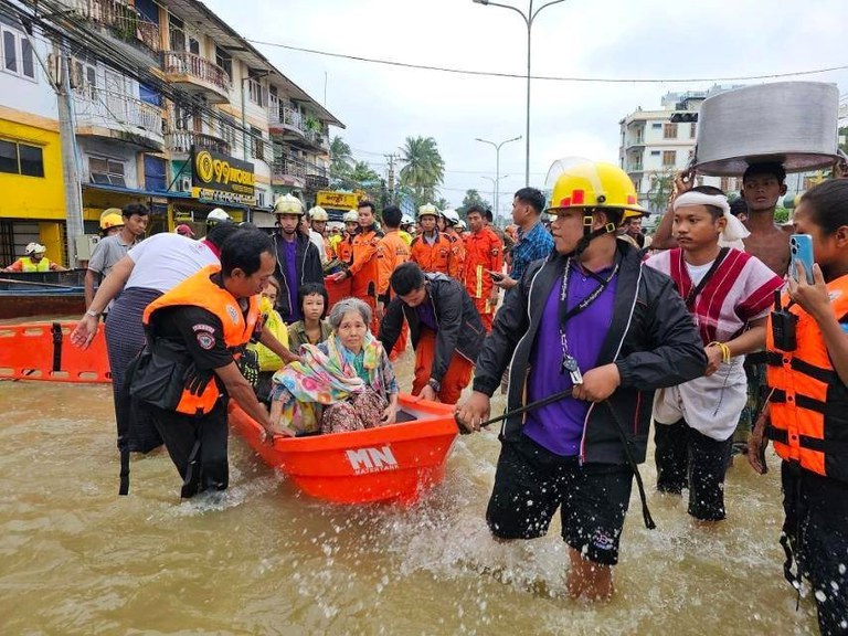 ၂၀၂၃ ခုနှစ် အောက်တိုဘာလ ၁၀ ရက်နေ့ ပဲခူးမြို့ မဟာမြိုင်ရပ်ကွက်နှင့် ပဲခူးလမ်းမကြီးပေါ်တို့တွင် ရေကြီးရေလျှံမှုများ တွေ့ရစဉ်။ (Photo: RFA)