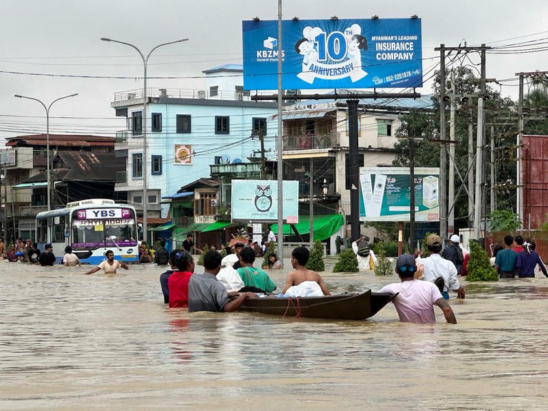 ၂၀၂၃ ခုနှစ် အောက်တိုဘာလ ၁၀ ရက်နေ့ ပဲခူးမြို့ မဟာမြိုင်ရပ်ကွက်နှင့် ပဲခူးလမ်းမကြီးပေါ်တို့တွင် ရေကြီးရေလျှံမှုများ တွေ့ရစဉ်။ (Photo: RFA)