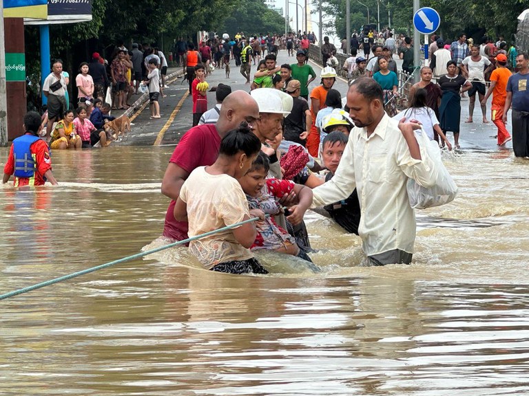 ၂၀၂၃ ခုနှစ် အောက်တိုဘာလ ၁၀ ရက်နေ့ ပဲခူးမြို့ မဟာမြိုင်ရပ်ကွက်နှင့် ပဲခူးလမ်းမကြီးပေါ်တို့တွင် ရေကြီးရေလျှံမှုများ တွေ့ရစဉ်။ (Photo: RFA)