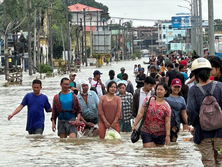 ၂၀၂၃ ခုနှစ် အောက်တိုဘာလ ၁၀ ရက်နေ့ ပဲခူးမြို့ မဟာမြိုင်ရပ်ကွက်နှင့် ပဲခူးလမ်းမကြီးပေါ်တို့တွင် ရေကြီးရေလျှံမှုများ တွေ့ရစဉ်။ (Photo: RFA)