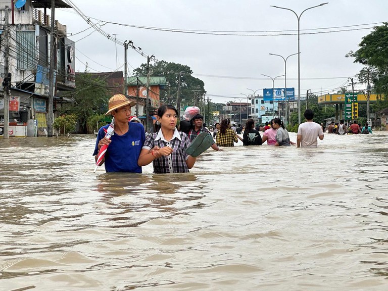 ၂၀၂၃ ခုနှစ် အောက်တိုဘာလ ၁၀ ရက်နေ့ ပဲခူးမြို့ မဟာမြိုင်ရပ်ကွက်နှင့် ပဲခူးလမ်းမကြီးပေါ်တို့တွင် ရေကြီးရေလျှံမှုများ တွေ့ရစဉ်။ (Photo: RFA)