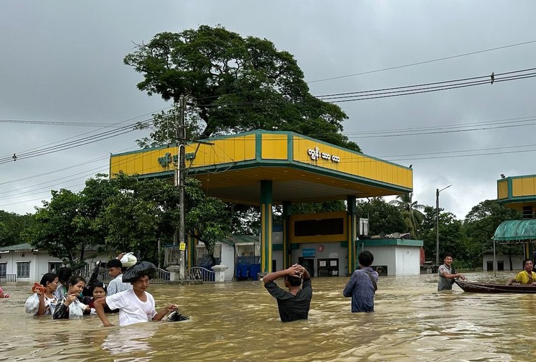 ၂၀၂၃ ခုနှစ် အောက်တိုဘာလ ၁၀ ရက်နေ့ ပဲခူးမြို့ မဟာမြိုင်ရပ်ကွက်နှင့် ပဲခူးလမ်းမကြီးပေါ်တို့တွင် ရေကြီးရေလျှံမှုများ တွေ့ရစဉ်။ (Photo: RFA)