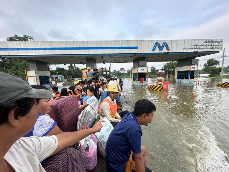 ၂၀၂၃ ခုနှစ် အောက်တိုဘာလ ၁၀ ရက်နေ့ ပဲခူးမြို့ မဟာမြိုင်ရပ်ကွက်နှင့် ပဲခူးလမ်းမကြီးပေါ်တို့တွင် ရေကြီးရေလျှံမှုများ တွေ့ရစဉ်။ (Photo: RFA)