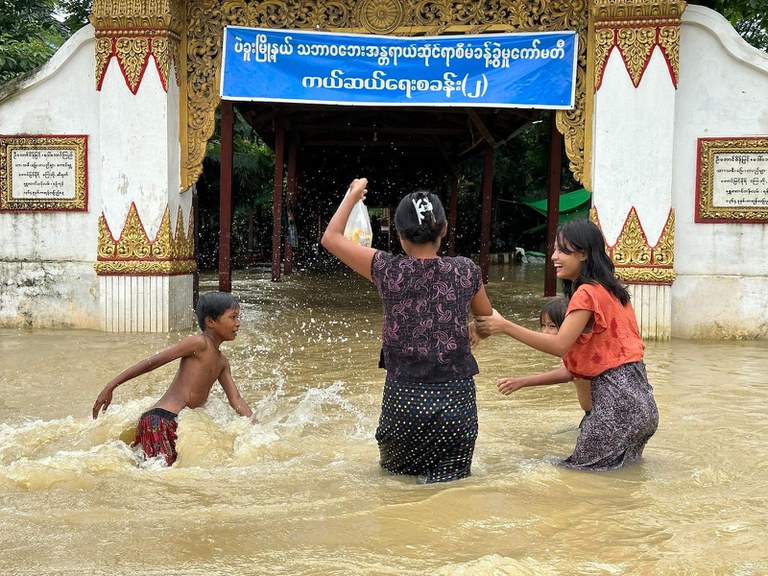 ၂၀၂၃ ခုနှစ် အောက်တိုဘာလ ၁၀ ရက်နေ့ ပဲခူးမြို့ မဟာမြိုင်ရပ်ကွက်နှင့် ပဲခူးလမ်းမကြီးပေါ်တို့တွင် ရေကြီးရေလျှံမှုများ တွေ့ရစဉ်။ (Photo: RFA)
