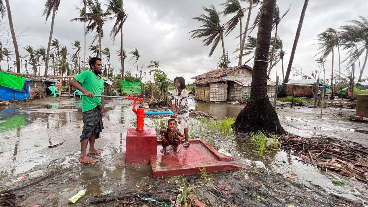 ရခိုင်ပြည်နယ်၊ စစ်တွေမြို့နယ်၊ ဘာဆာရာရိုဟင်ဂျာရွာမှာ နေထိုင်သူအချို့အား ၂၀၂၃ ခုနှစ်၊ ဇူလိုင်လ ၆ ရက်နေ့က တွေ့ရစဉ်။ (Photo: RFA)