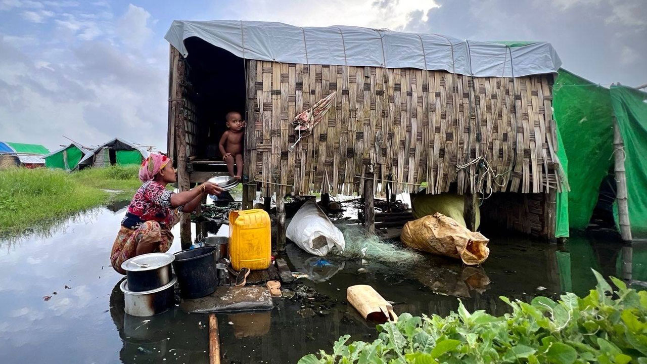 မိုခါ ဆိုင်ကလုန်းမုန်တိုင်းကြောင့် ပျက်စီးသွားသည့် ရခိုင်ပြည်နယ်၊ စစ်တွေမြို့နယ်မှ ဗေဒါရိုဟင်ဂျာရွာတွင် နေထိုင်သူအချို့အား ၂၀၂၃ ခုနှစ်၊ စက်တင်ဘာ ၁၂ ရက်နေ့က တွေ့ရစဉ်။ (Photo: RFA)