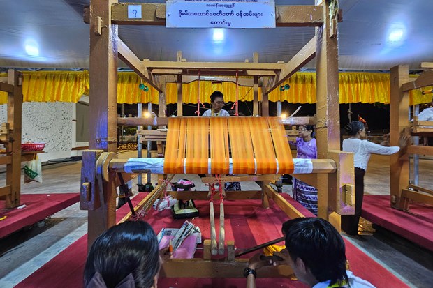 ဗိုလ်တထောင်စေတီက မသိုးသင်္ကန်းကပ်လှူပူဇော်ပွဲ ဗိုလ်တထောင်စေတီက မသိုးသင်္ကန်းကပ်လှူပူဇော်ပွဲ