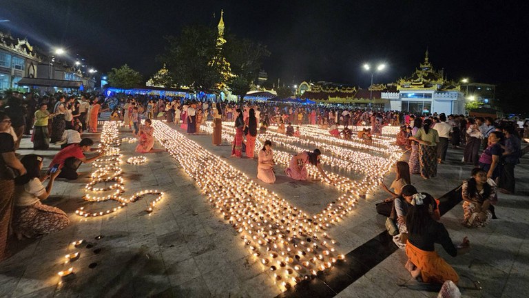 ရန်ကုန်တိုင်း၊ ဗိုလ်တထောင်မြို့နယ်က ကျိုက်ဒေးအပ်ဆံတော်ဦးစေတီမှာ ၂၀၂၃ အောက်တိုဘာ ၂၉ (သီတင်းကျွတ်လပြည့်နေ့)က ပြုလုပ်တဲ့ ဆီမီးကိုးထောင်ပူဇော်ပွဲမှာ ပါဝင် ဆီမီးပူဇော်နေသူတွေကို တွေ့ရစဉ်။ (Photo : RFA)