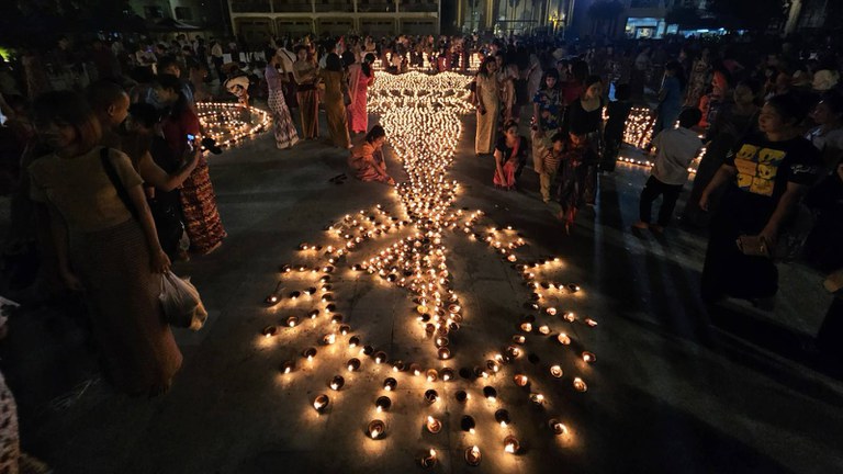 ရန်ကုန်တိုင်း၊ ဗိုလ်တထောင်မြို့နယ်က ကျိုက်ဒေးအပ်ဆံတော်ဦးစေတီမှာ ၂၀၂၃ အောက်တိုဘာ ၂၉ (သီတင်းကျွတ်လပြည့်နေ့)က ပြုလုပ်တဲ့ ဆီမီးကိုးထောင်ပူဇော်ပွဲမှာ ပါဝင် ဆီမီးပူဇော်နေသူတွေကို တွေ့ရစဉ်။ (Photo : RFA)
