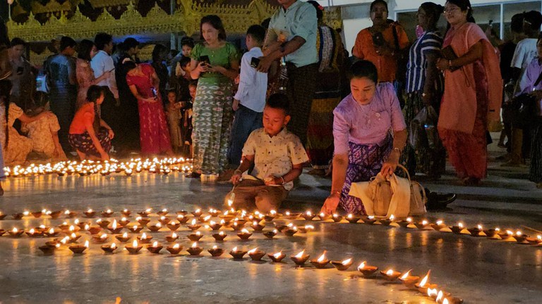 ရန်ကုန်တိုင်း၊ ဗိုလ်တထောင်မြို့နယ်က ကျိုက်ဒေးအပ်ဆံတော်ဦးစေတီမှာ ၂၀၂၃ အောက်တိုဘာ ၂၉ (သီတင်းကျွတ်လပြည့်နေ့)က ပြုလုပ်တဲ့ ဆီမီးကိုးထောင်ပူဇော်ပွဲမှာ ပါဝင် ဆီမီးပူဇော်နေသူတွေကို တွေ့ရစဉ်။ (Photo : RFA)