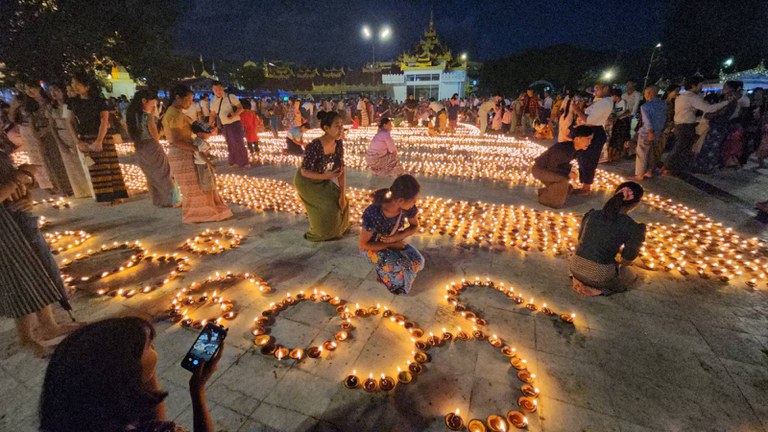 ရန်ကုန်တိုင်း၊ ဗိုလ်တထောင်မြို့နယ်က ကျိုက်ဒေးအပ်ဆံတော်ဦးစေတီမှာ ၂၀၂၃ အောက်တိုဘာ ၂၉ (သီတင်းကျွတ်လပြည့်နေ့)က ပြုလုပ်တဲ့ ဆီမီးကိုးထောင်ပူဇော်ပွဲမှာ ပါဝင် ဆီမီးပူဇော်နေသူတွေကို တွေ့ရစဉ်။ (Photo : RFA)