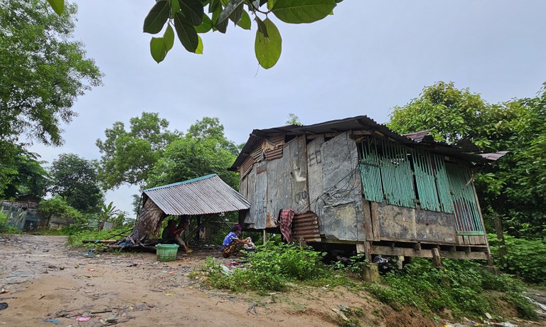ဒေါ်အိအိစိုးနဲ့ ကလေးတွေနေထိုင်တဲ့ ရန်ကုန်တိုင်း၊ သန်လျင်မြို့နယ် ကွမ်းခြံကုန်းရပ်ကွက်ထဲက အိမ်အဟောင်းလေးကို ၂၀၂၃ ခုနှစ် ဇူလိုင်လက တွေ့ရစဉ်။ (Photo : RFA)