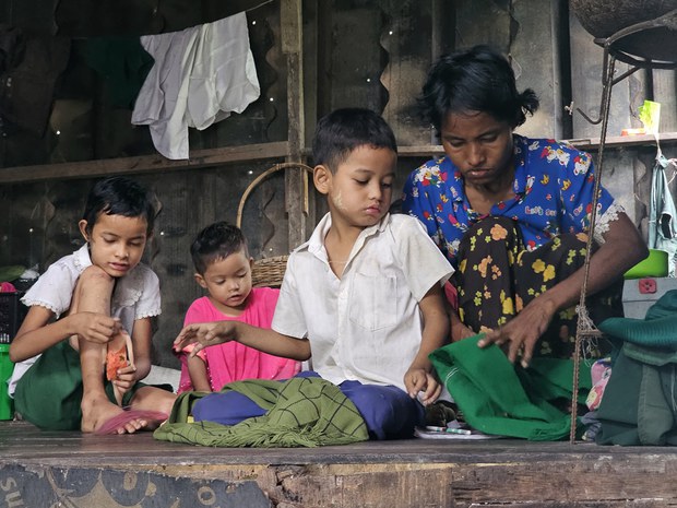 ကလေးငါးဦးကို တောင်းရမ်းကျွေးမွေးနေရတဲ့ မိခင် ကလေးငါးဦးကို တောင်းရမ်းကျွေးမွေးနေရတဲ့ မိခင်
