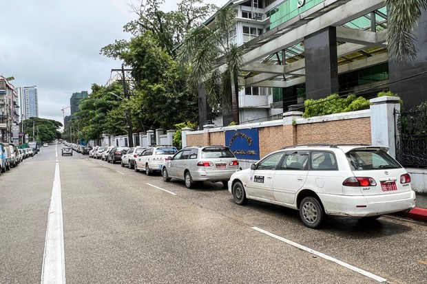 CNG ဓာတ်ငွေ့ဖြည့်ဖို့ တန်းစီနေတဲ့ ကားတန်းရှည်များ