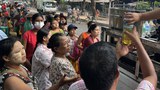 ရန်ကုန်မှာ စားအုန်းဆီဈေးလျှော့ရောင်းလို့ တန်းစီဝယ်ယူသူများပြား