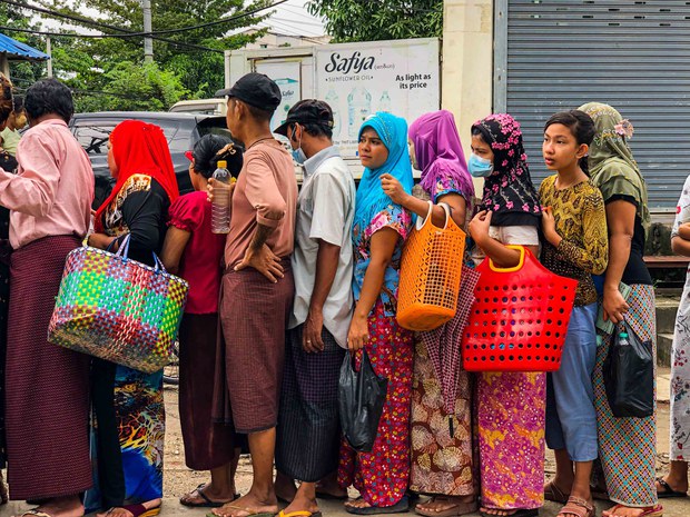 စားအုန်းဆီရဖို့ တန်းစီစောင့်ဆိုင်းနေသူများ