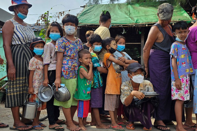 ရန်ကုန်တိုင်း၊ ဒဂုံဆိပ်ကမ်းမြို့နယ်မှာကိုကြီးနှင့်ညီအစ်ကိုမောင်နှမများပရဟိတအဖွဲ့ နံနက်စာအဟာရ ၂၀၂၃ ခုနှစ် မေ ၂၇ ရက်နေ့က လှူဒါန်းနေစဉ်။ (Photo : RFA)
