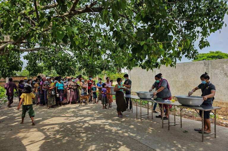 ရန်ကုန်တိုင်း၊ ဒဂုံဆိပ်ကမ်းမြို့နယ်မှာကိုကြီးနှင့်ညီအစ်ကိုမောင်နှမများပရဟိတအဖွဲ့ နံနက်စာအဟာရ ၂၀၂၃ ခုနှစ် မေ ၂၇ ရက်နေ့က လှူဒါန်းနေစဉ်။ (Photo : RFA)