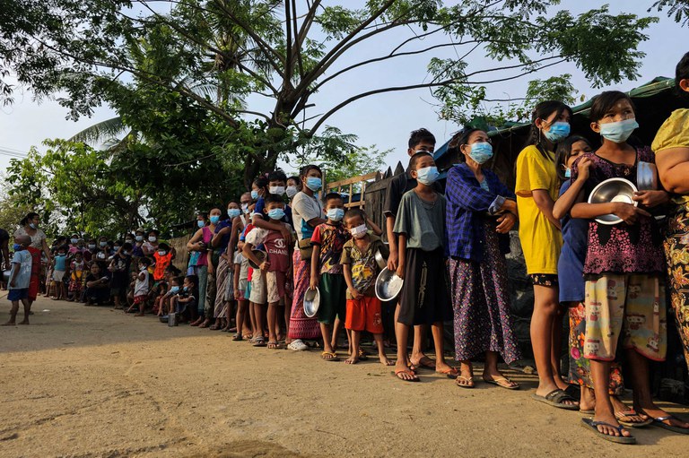 ရန်ကုန်တိုင်း၊ ဒဂုံဆိပ်ကမ်းမြို့နယ်မှာကိုကြီးနှင့်ညီအစ်ကိုမောင်နှမများပရဟိတအဖွဲ့ နံနက်စာအဟာရ ၂၀၂၃ ခုနှစ် မေ ၂၇ ရက်နေ့က လှူဒါန်းနေစဉ်။ (Photo : RFA)
