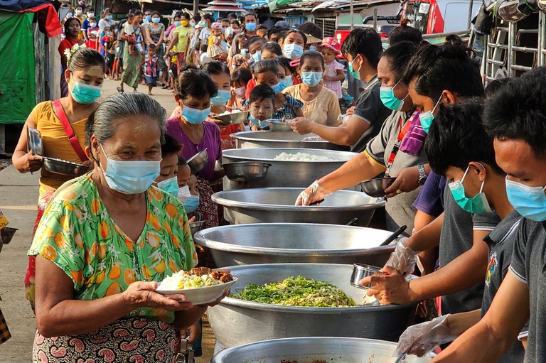 ရန်ကုန်တိုင်း၊ ဒဂုံဆိပ်ကမ်းမြို့နယ်မှာကိုကြီးနှင့်ညီအစ်ကိုမောင်နှမများပရဟိတအဖွဲ့ နံနက်စာအဟာရ ၂၀၂၃ ခုနှစ် မေ ၂၇ ရက်နေ့က လှူဒါန်းနေစဉ်။ (Photo : RFA)