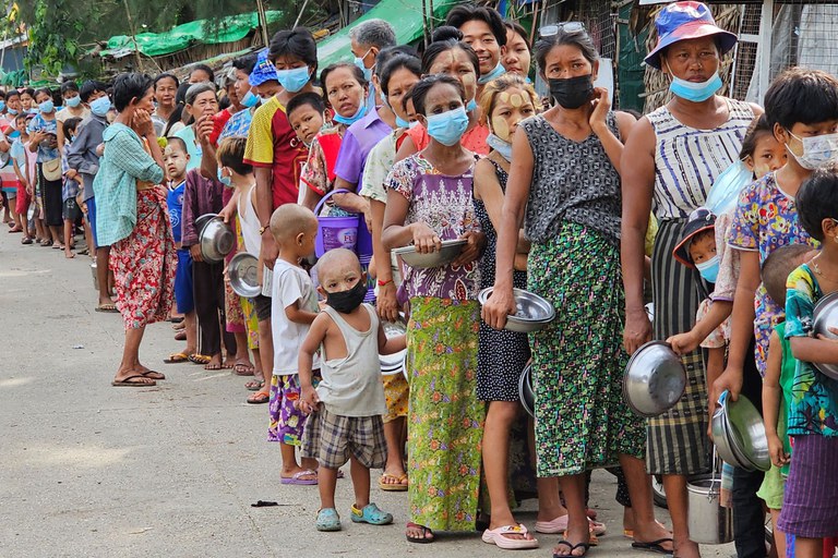 ရန်ကုန်တိုင်း၊ ဒဂုံဆိပ်ကမ်းမြို့နယ်မှာကိုကြီးနှင့်ညီအစ်ကိုမောင်နှမများပရဟိတအဖွဲ့ နံနက်စာအဟာရ ၂၀၂၃ ခုနှစ် မေ ၂၇ ရက်နေ့က လှူဒါန်းနေစဉ်။ (Photo : RFA)
