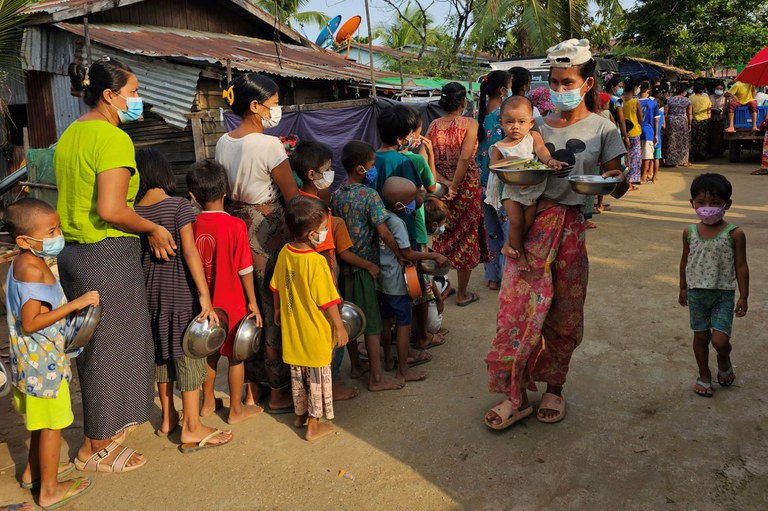 ရန်ကုန်တိုင်း၊ ဒဂုံဆိပ်ကမ်းမြို့နယ်မှာကိုကြီးနှင့်ညီအစ်ကိုမောင်နှမများပရဟိတအဖွဲ့ နံနက်စာအဟာရ ၂၀၂၃ ခုနှစ် မေ ၂၇ ရက်နေ့က လှူဒါန်းနေစဉ်။ (Photo : RFA)