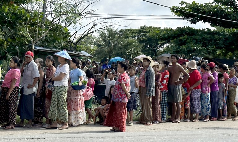 ရန်ကုန်တိုင်း ဒလမြို့နယ် ဒလ-တွံ့တေးလမ်းပေါ်မှာ ဆန်တစ်ပြည်ကို ၂၅၀၀ ကျပ်နှုန်းနှင့် ရောင်းပေးနေသည့်နေရာမှာ တန်းစီဝယ်ယူနေကြသည့် မြို့ခံများအား ၂၀၂၃ ခုနှစ် စက်တင်ဘာလ ၂၂ ရက်နေ့က မြင့်တွေ့ရစဉ်။   Photo : RFA