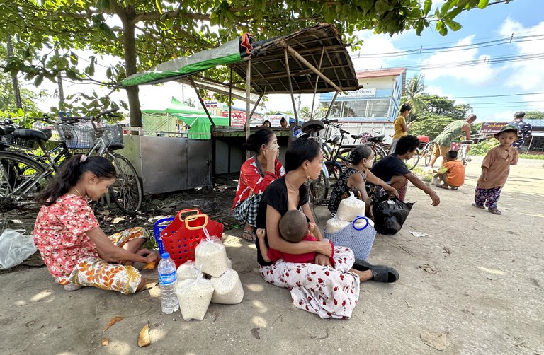 ရန်ကုန်တိုင်း ဒလမြို့နယ် ဒလ-တွံ့တေးလမ်းပေါ်မှာ ဆန်တစ်ပြည်ကို ၂၅၀၀ ကျပ်နှုန်းနှင့် ရောင်းပေးနေသည့်နေရာမှာ တန်းစီဝယ်ယူနေကြသည့် မြို့ခံများအား ၂၀၂၃ ခုနှစ် စက်တင်ဘာလ ၂၂ ရက်နေ့က မြင့်တွေ့ရစဉ်။  Photo : RFA