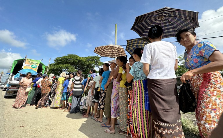 ရန်ကုန်တိုင်း ဒလမြို့နယ် ဒလ-တွံ့တေးလမ်းပေါ်မှာ ဆန်တစ်ပြည်ကို ၂၅၀၀ ကျပ်နှုန်းနှင့် ရောင်းပေးနေသည့်နေရာမှာ တန်းစီဝယ်ယူနေကြသည့် မြို့ခံများအား ၂၀၂၃ ခုနှစ် စက်တင်ဘာလ ၂၂ ရက်နေ့က မြင့်တွေ့ရစဉ်။  Photo : RFA