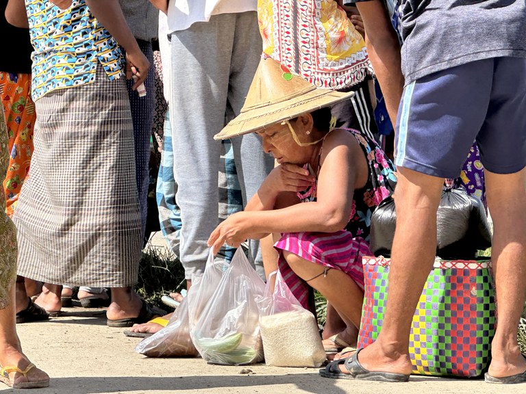 ရန်ကုန်တိုင်း ဒလမြို့နယ် ဒလ-တွံ့တေးလမ်းပေါ်မှာ ဆန်တစ်ပြည်ကို ၂၅၀၀ ကျပ်နှုန်းနှင့် ရောင်းပေးနေသည့်နေရာမှာ တန်းစီဝယ်ယူနေကြသည့် မြို့ခံများအား ၂၀၂၃ ခုနှစ် စက်တင်ဘာလ ၂၂ ရက်နေ့က မြင့်တွေ့ရစဉ်။  Photo : RFA