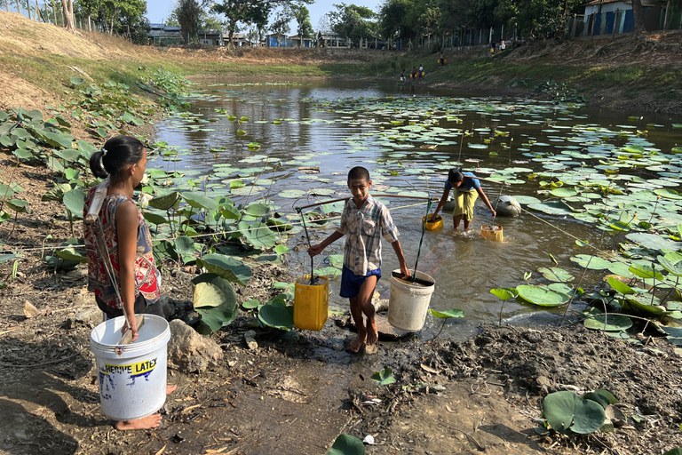 ရန်ကုန်မြစ်တစ်ဘက်ကမ်း ဒလမြို့နယ်တွင် နေထိုင်သည့် ပြည်သူများ သောက်သုံးရေခပ်ယူနေကြသည်အား ၂၀၂၃ ခုနှစ် မေလ ၂ ရက်နေ့က တွေ့ရစဉ်။ (Photo: RFA)